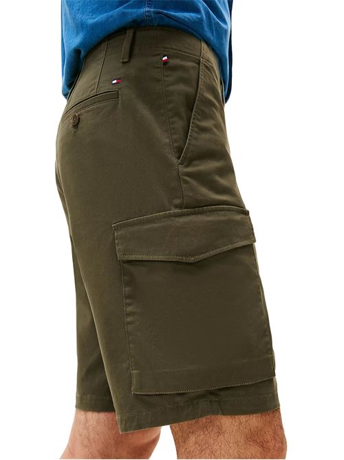 Short cargo uomo verde militare in cotone Tommy Hilfiger | MW0MW23573RBN